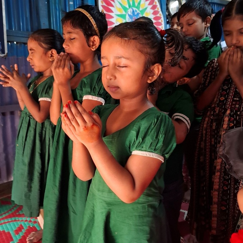 De kinderen leren bidden tot God