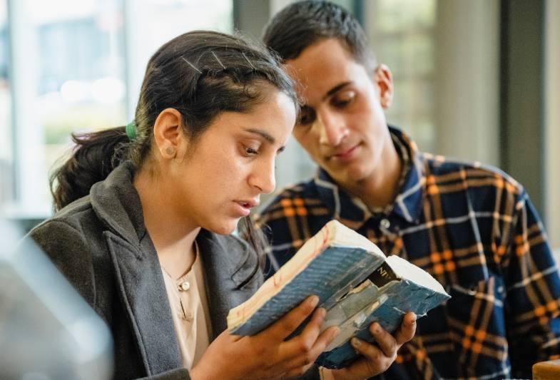 Yahoda en haar broer lezen de Bijbel