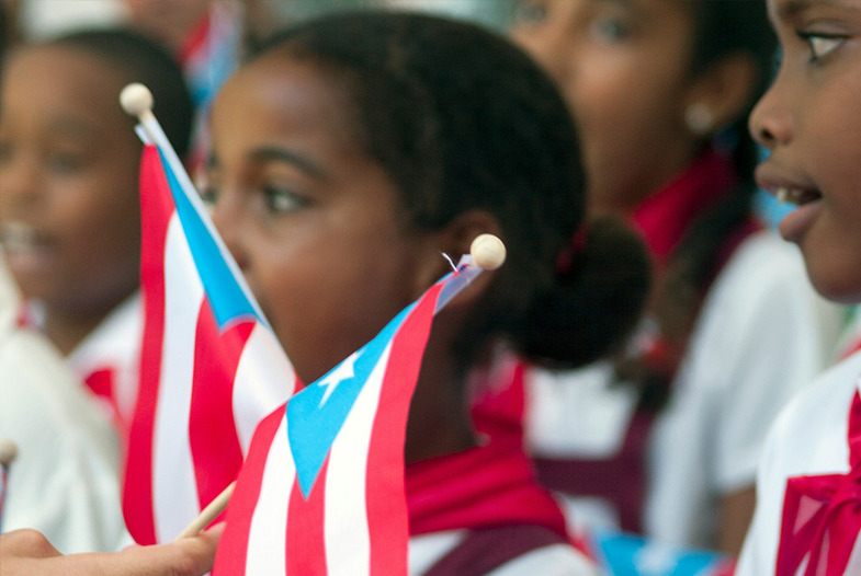 Leerlingen met de Cubaanse vlag