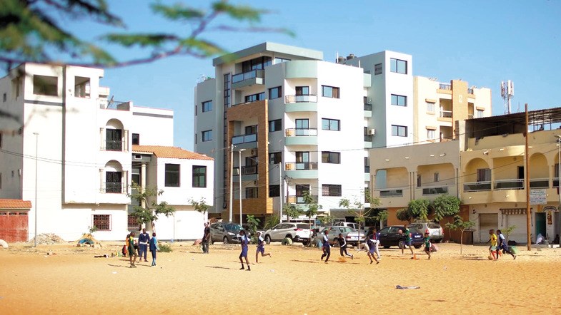 Voetballende kinderen in Dakar, Senegal.