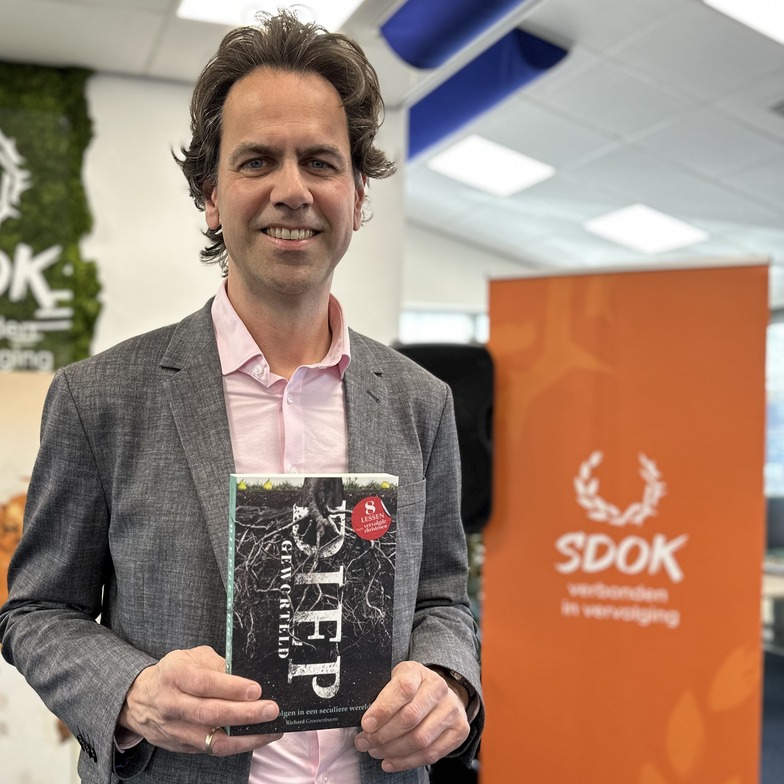 Richard met boek Diepgeworteld
