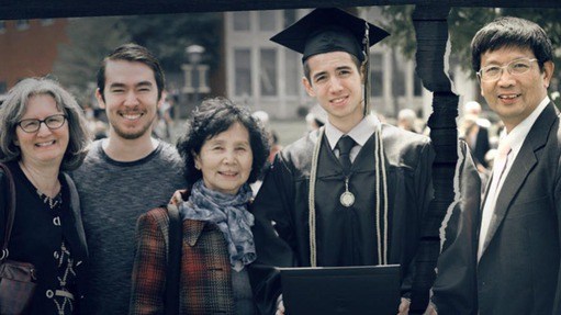 John Cao (rechts) met zijn vrouw Jamie, zoons Benjamin en Amos en Johns moeder.