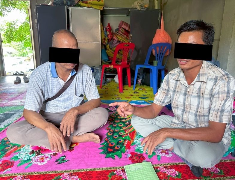 Kham La (links) vertelt zijn verhaal