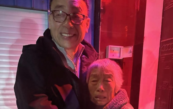 Zhang en zijn moeder na zijn vrijlating