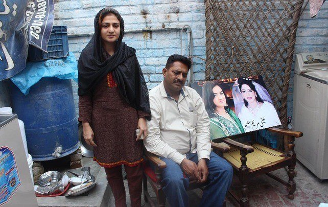 Naila uit Pakistan raakte gewond bij een bomaanslag. De medische hulp werd door SDOK betaald. “Het gaat goed met mij, maar er zitten nog bomscherven in mijn lichaam. Volgens de dokter kan het geen kwaad. Ik ben de Heere erg dankbaar dat Hij mij, via jullie, heeft geholpen.”