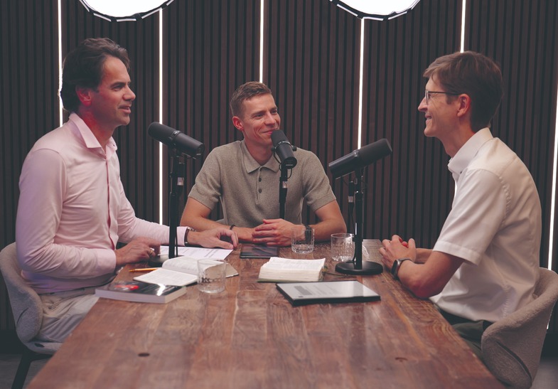 Dr. Gerrit Vreugdenhil aan tafel bij podcast De Stem