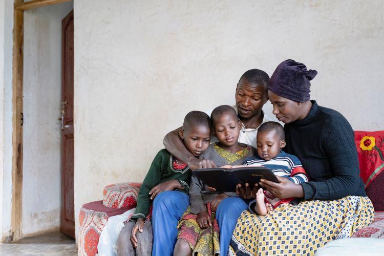 Temistocres leest zijn kinderen voor uit de Bijbel