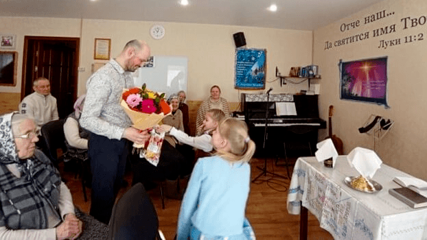 Vyacheslav krijgt bloemen van de kerk